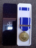 GENUINE NATO MEDAL FOR FORMER YUGOSLAVIA IN NATO BOX OF ISSUE - EXCELLENT 