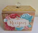 PIONEER WOMAN BREEZY BLOSSOM JUBILEE WOOD RECIPE BOX W/CRYSTAL STYLE LID Storage