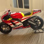 Minichamps 1/12 Ducati Desmosedici GP11 Valentino Rossi 2011 LE 122 100146