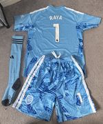 Arsenal Goalkeeper kids football kit Age 12-13 never been worn