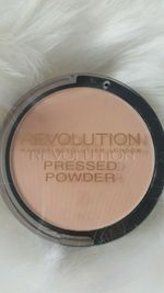 REVOLUTION Make Up Pressed Powder 7,5 gr - Porcelain Soft Pink + Sponge + Mirror