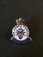 Queen Crown Veteran pin badge.