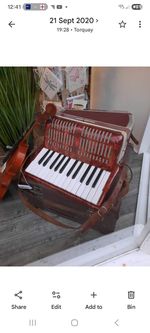 26 Key Worldmaster Accordian In Bergundy With 32 Bass Notes Keyboard