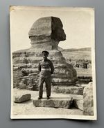 April 1940 b/w PHOTOGRAPH of BRITISH SOLDIER in front of THE SPYNX, EYGPT