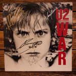U2 signed Lp***War*** 4 members