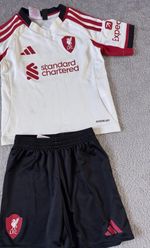 Liverpool kids Football Kit Age 4-5 in very Condition Check my page