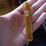 ANTIQUE AMBER COLOURED CIGARETTE/CHEROOT HOLDER WITH GOLD SHIELD DESIGN