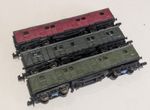 3D Printed N Gauge Bogie Luggage Vans in Red and Green liveries.