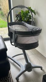 Chicco Baby Hug Pro 5-in-1 Earl Grey Basket. Excellent Condition Used