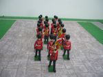 BRITAINS EYES RIGHT SCOTS GUARDS MARCHING BAND & COLOUR & ESCORT TOY SOLDIERS