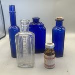NICE GROUP OF GENUINE VINTAGE VICTORIAN AND LATER POISON CHEMIST BOTTLES P9