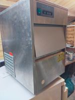 polar table top icemaker model T316--03 in stainless steel,good condition.