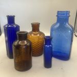 NICE GROUP OF GENUINE VINTAGE VICTORIAN AND LATER POISON CHEMIST BOTTLES P7