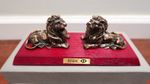 HSBC PAIR OF LION STATUE ON WOOD BOARD - SIZE: L19.5 X W8 X H7CM - RESIN MADE