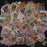 1000 + WORLD STAMPS OFF PAPER **A GREAT MIX AT A BARGAIN PRICE** ARTS + CRAFTS