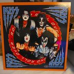 KISS NYC 2/18/77 MSG DOUBLE VINYL WITH REPLICA TOUR BOOK AND POSTER. GATEFOLD!!