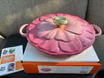 Le Creuset Signature Petal Blossom Berry 26 cm