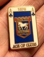 IPSWICH TOWN F.C. ACE OF CLUBS  ENAMEL PIN BADGE