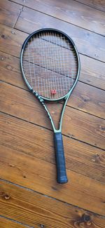 Wilson Blade v8 100 300g Grip Size 4