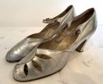 VINTAGE ART DECO Silver Heels w/ Strap and Petal Cutouts H E RANDALL UK SIZE 5