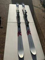 skis