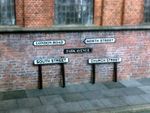 500 STREET NAME SIGNS & POSTS ASSORTED STYLES OO GAUGE 1:76 MODEL RAILWAY S001