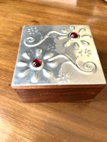 SASHA BOWLES BOX 10CM X 10CM.