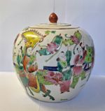 LARGE CHINESE HAND-PAINTED PORCELAIN GINGER JAR IN VIBRANT POLYCHROME COLOURS.