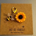 Bee & Sunflower Charm Keyring Yellow Tone Metal Trigger Clip Card "Just Bee"