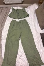 SHEIN Women’s 2pc Green Outfit Set M Off-Shoulder Ruffle Crop & Wide-Leg