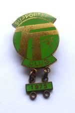ISLE OF MAN TT SUPPORTERS CLUB BADGE WITH 1975 YEAR BAR - IoM MANX T.T. RACES
