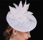 BRAND NEW LARGE WHITE SINAMAY FASCINATOR & FEATHERS, FLOWER, NETTING, RACING