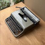 Vintage 1960s Olivetti Lettera 22. Functional. Great Cond. New ribbon.