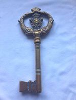Large heavy vintage ornate brass key 210mm long ideal paperweight