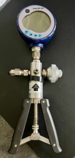 Druck PV211 Pressure/Vacuum Pump and DPI 104 Pressure Gauge
