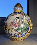 Beautiful antique Special  Chinese enamel snuff bottle.
