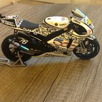 Minichamps 1/12 Yamaha YZR-M1 Rossi #46 MotoGP 2010 Laguna Seca Stand LE