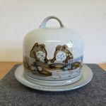 HIGHLAND STONEWARE CHEESE / BUTTER DOME. FROGS PATTERN