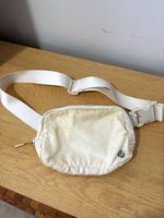 Lululemon - Everywhere Belt Bag (white)