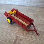 Vintage BRITAINS farming 1:32 manure spreader. 