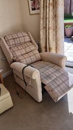 RISE AND FALL RECLINING CHAIR