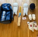 Cricket kit set (junior -roughly 14)