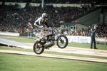 EVEL KNIEVEL 1975 LONDON BUS JUMP PHOTO PRINT WEMBLEY MOTOR CYCLE STUNT MAN