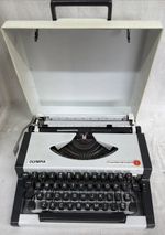 Vintage Olympia Traveller de Luxe S Portable Typewriter Hard Case White  tested