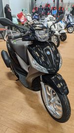 PIAGGIO MEDLEY 125 2023  only  600 miles.
