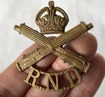 Vintage British Army RND ROYAL NAVY DIVISION Machine Gun Cap Badge #ogA-788