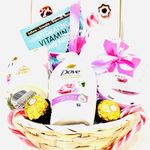 Ladies Christmas Pamper Gift Hamper Filled With Bath Toiletries Candle & Treats 