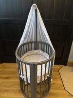 Stokke Sleepi Mini With Mattress Drape Bumper & Sheets On Wheels In Hazy Grey