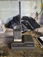 Motorola Radio Battery charger  ELN1040B and HT800 Radio with 6 batteries 