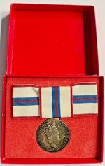 Medal - Queen Elizabeth 2 Silver Jubilee 1977 Medal CANADA reverse in award box